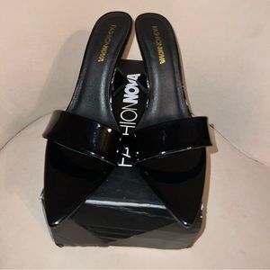 Fashion Nova -Caught In A Dream wiedges
Black